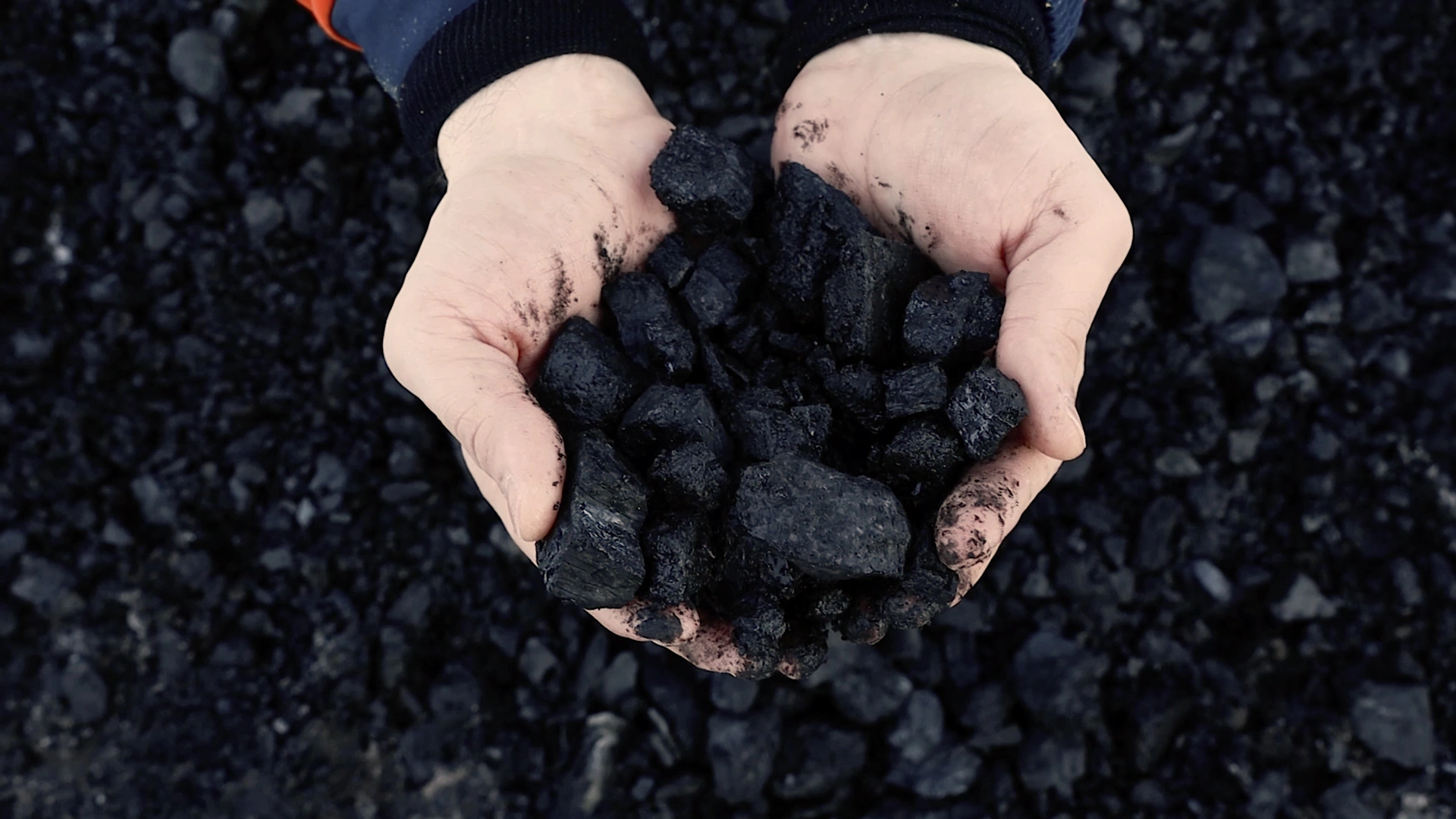Уголь в руках
